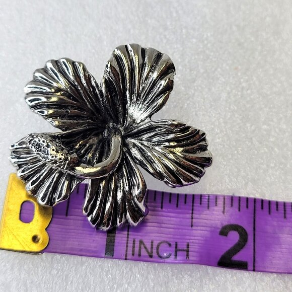 Large Hibizcus Brooch in Antique Rhodium - Picture 7 of 8